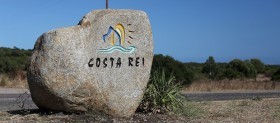 Costa Rei Felsen mit Schrift 