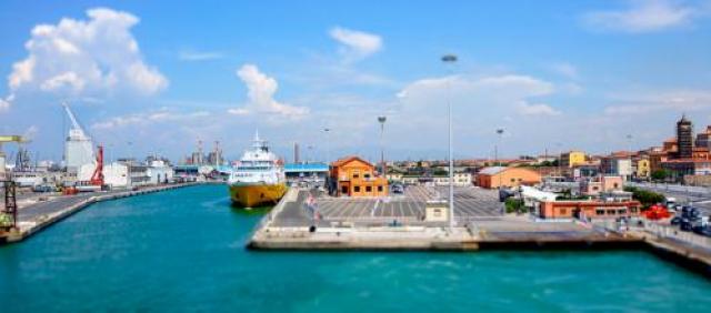 Ansicht Hafen von La Maddalena Livorno mit Fähre